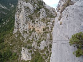 I cavi della 2° tyrolienne dalla zona di partenza (19048 bytes)